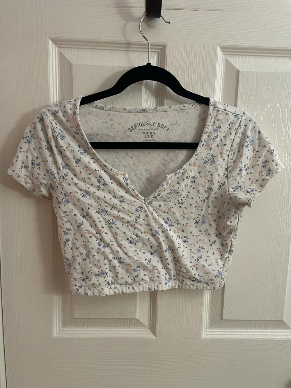 Aeropostale White Floral Cropped V-Neck Top